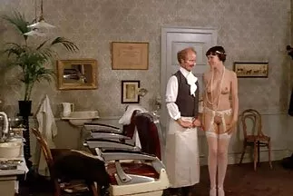 في مقاطع فيديو سكس عربي سوري وضعيات غير واقعية ، ركل لاعبة جمباز مرنة.