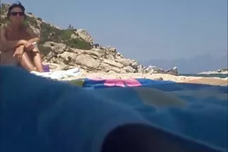 فتى يرتدي سراويل قصيرة يمارس الجنس مع قضيبه في مقاطع فيديو عربي سكس غرفة المعيشة