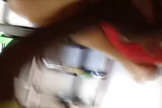 يقوم الرجل الموجود في الغطاء بإدخال أسلوب مقاطع فيديو عربي سكس الكلب في الفتاة