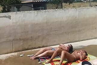 الرجل السمين مقاطع فيديو سكس مترجم عربي لديه كس مشعر من صديقة نحيفة.