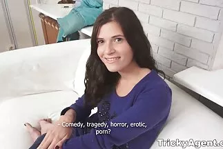 رجل أصلع يدق عاهرة في تنزيل مقاطع سكس عربية المهبل بفلفلته