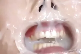 امرأة سمراء تأوه لأن القضيب المطاطي يزحف مقطع فيديو سكس عربي في حلقها.