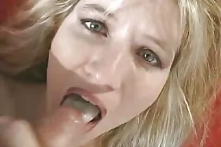 أثناء الاستراحة بعد الركض تضع اللاعبة موزة في مقاطع فيديو سكس عربي مصري كسها.