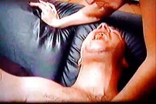 كتكوت مجتهد يخلع اجمل مقاطع فيديو سكس عربي ملابسه وينفض عضوًا.