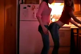 قام مقاطع يوتيوب سكس عربي السكرتير الشهواني بإغراء رئيسه من خلال ارتداء تنورة قصيرة وجوارب