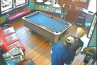 في تنزيل مقاطع فيديو سكس عربي مكان العمل ، تقوم الزوجة بضرب بوسها بأيدي ماهرة.