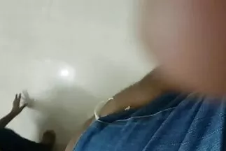 سيدة مع عدم وجود الثدي قريد قبالة مقاطع فيديو سكس مترجم عربي في قفازات الديك.