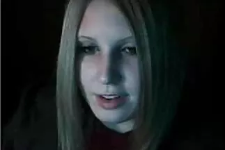 جلس كوخًا مبتسمًا على عضو مقاطع سكس عربي فيديو مطاطي