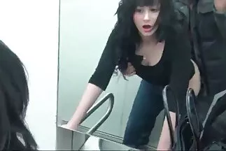 من أجل المتعة ، داست الفتاة نفسها في مقاطع فيديو سكس عرب الحمام