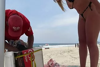 فتاة تحميل مقاطع فيديو سكس عربي عارية على الأريكة تقوم بتهوية مهبلها