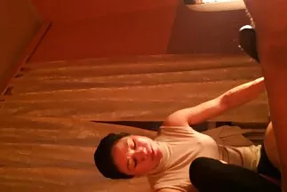 قامت الشقراء المفلسة بفك مقطع فيديو سكس عربي أزرار رداءها وأظهرت ثدييها